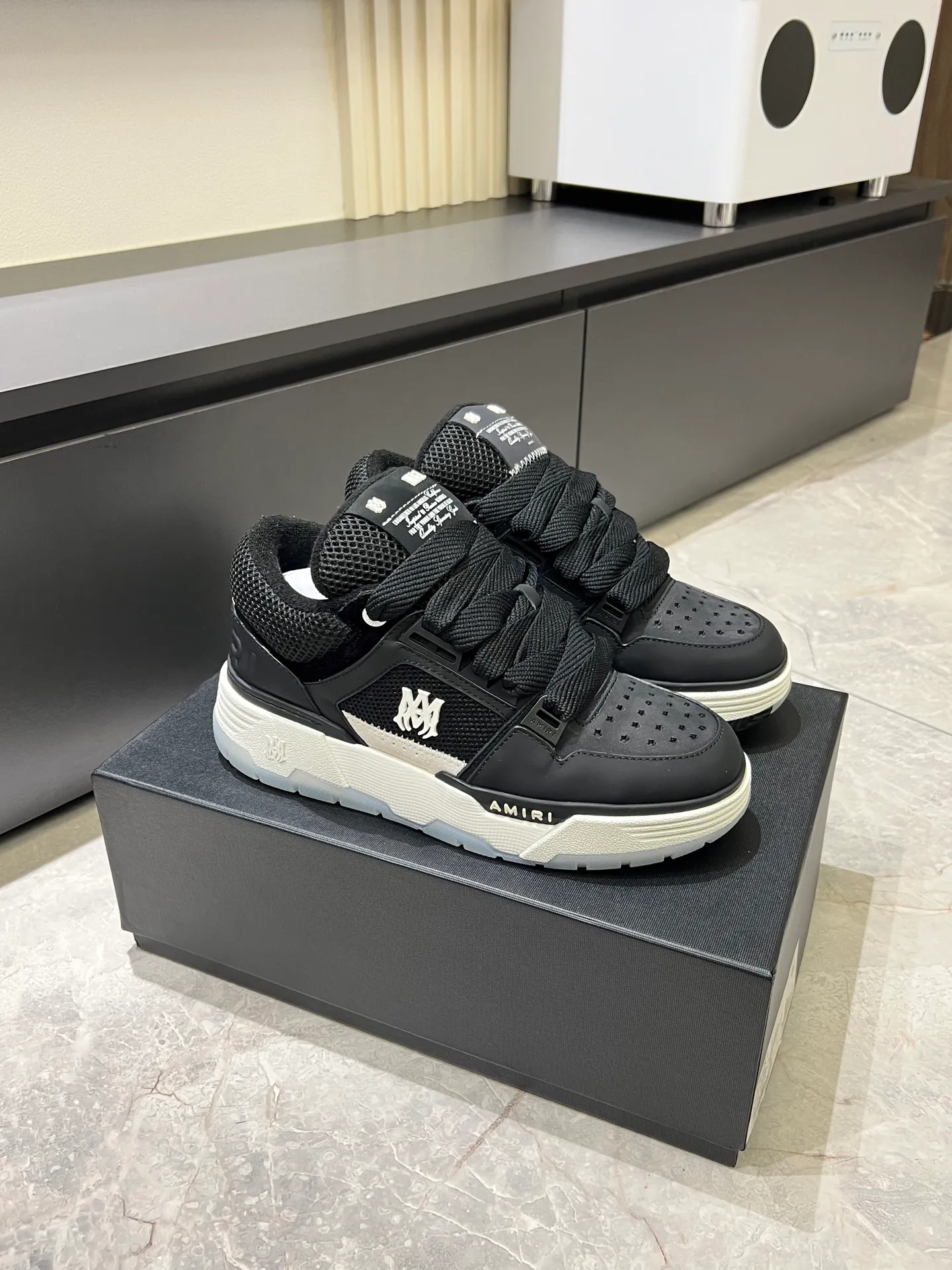 Men's shoes 💰p680 [AMIRI] 2025 spring and summer series new sneakers, new 🆕 bread shoes, bread shoes have a very special big tongue design, thickened outsole, rounded toe, oversized rubber sole and perforated star details, whoever wears them will look better! The appearance is responsible, the feet are retro and handsome! Size: 38-45